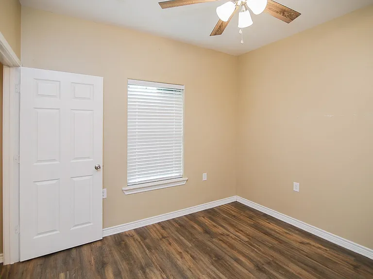 411 Johnson St — Photo 15