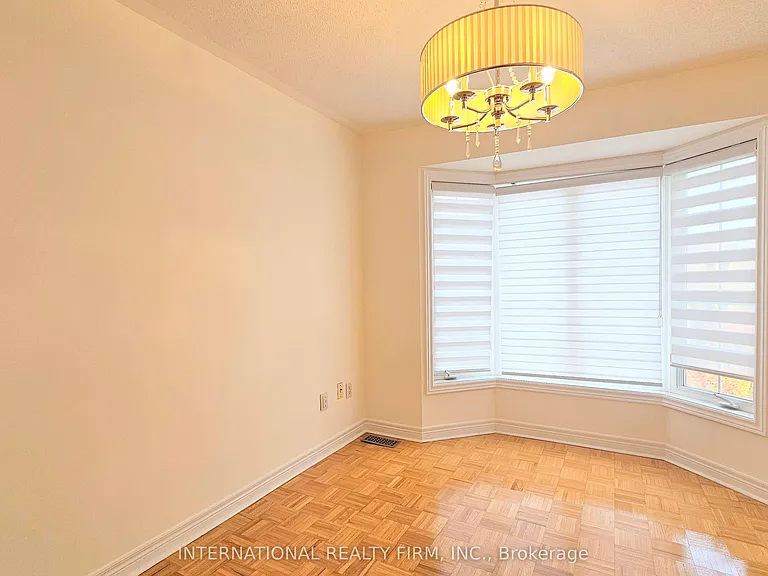 195 Warwick Cres — Photo 21