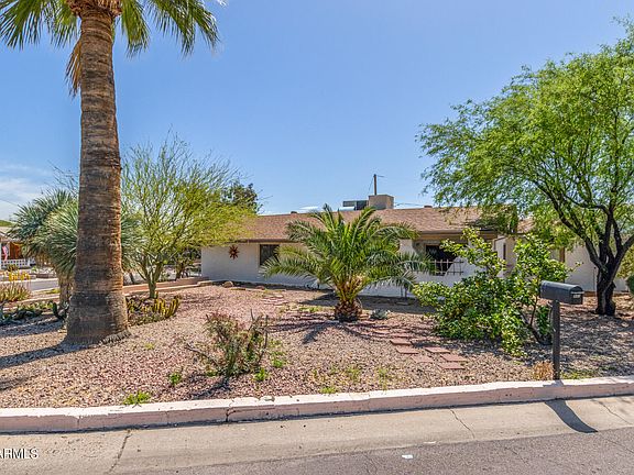 3rd image of 901 W SAHUARO Drive