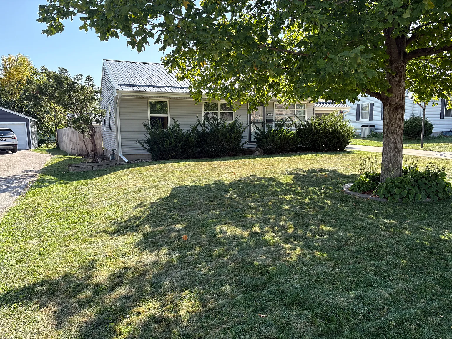 4 bed, 1.5 bath, 918 sqft, $2,000 — Photo 2