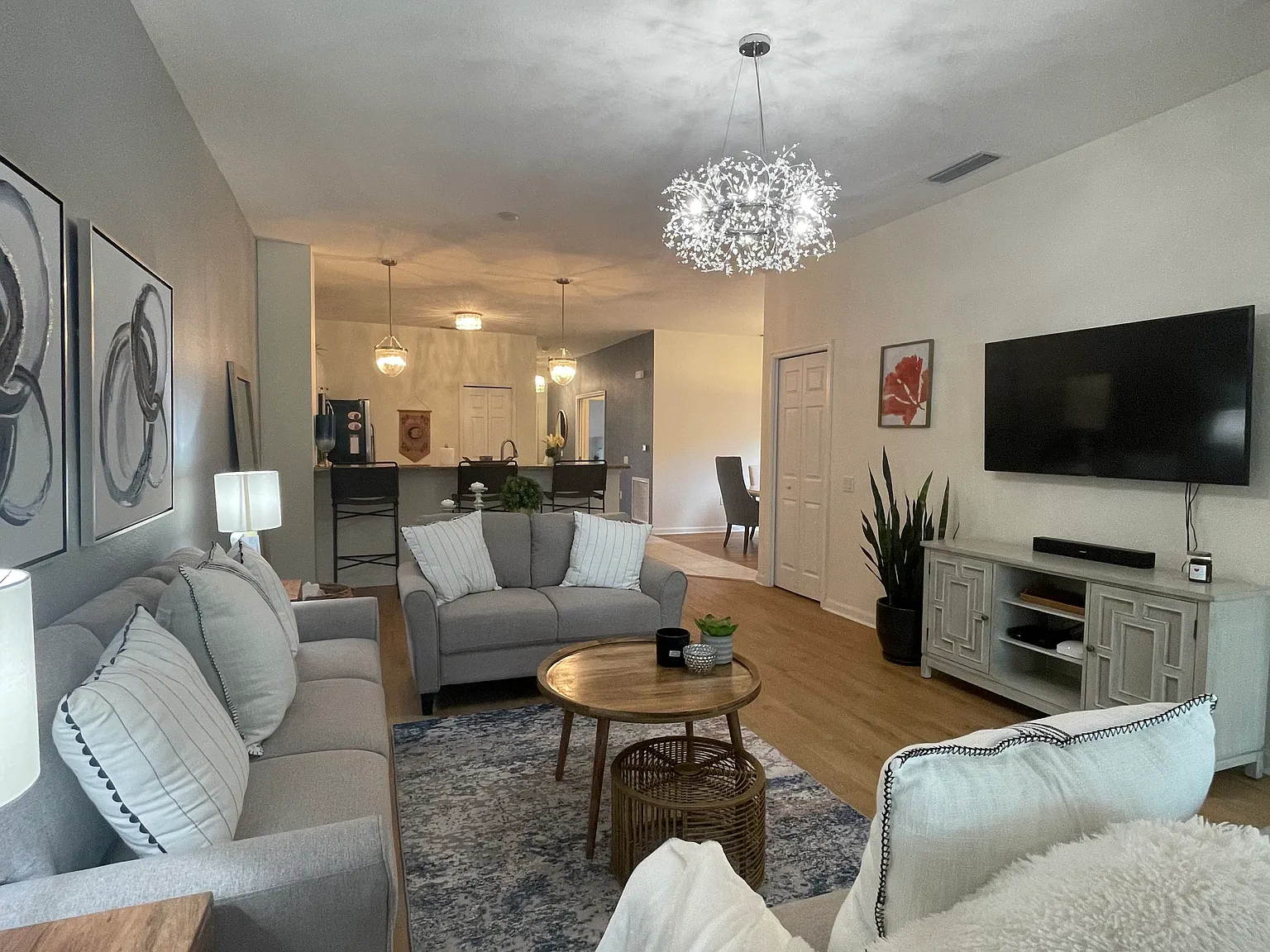 3 bed, 1547 sqft, $2,700 — Photo 2