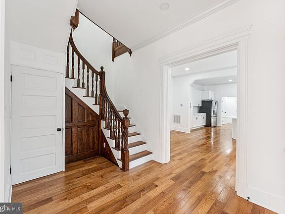 5th image of 2105 4th St NE