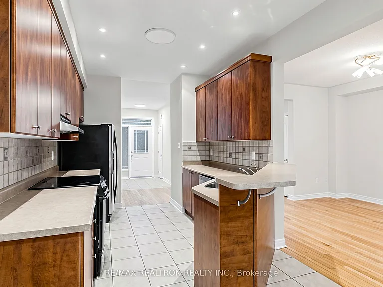 142 Mistywood Cres W — Photo 12