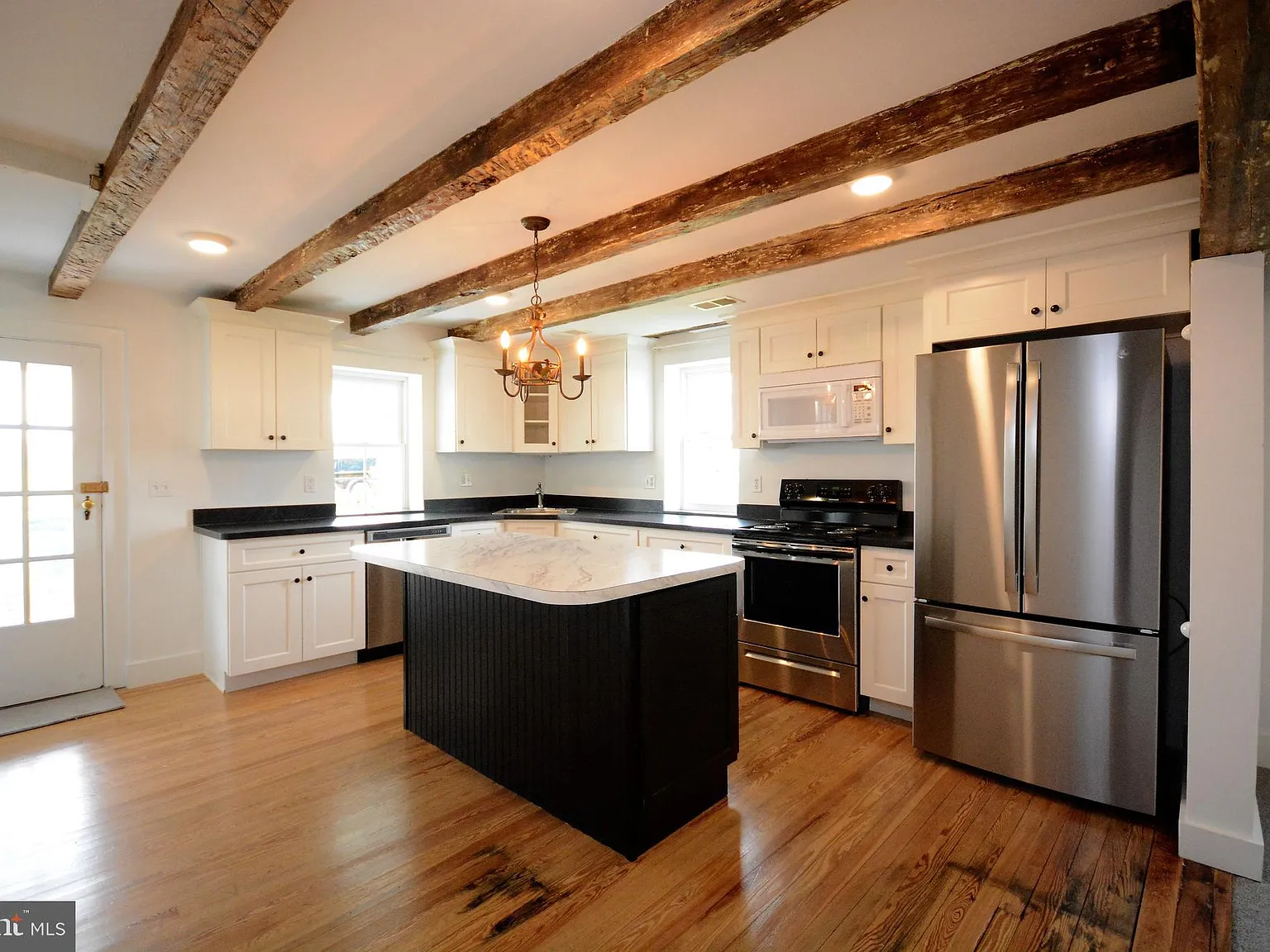 5 bed, 2.5 bath, 3148 sqft, $2,900 — Photo 2