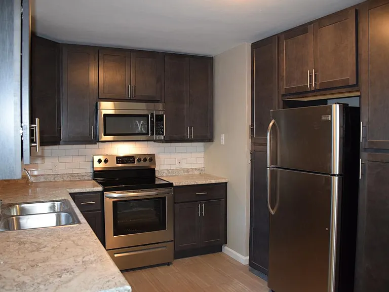 414 Charlene Dr — Photo 2