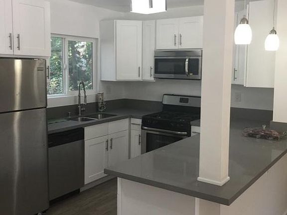 2nd image of 7511 Lexington Ave APT 4