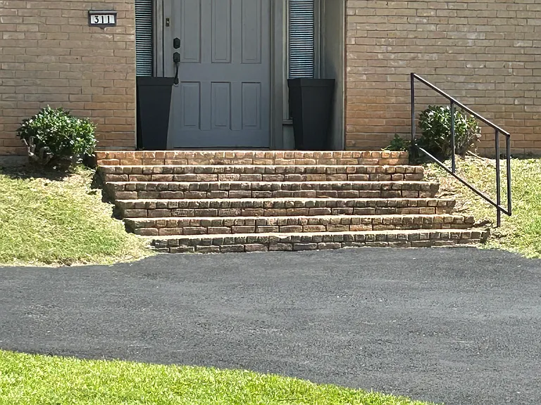 311 Hampton Ct — Photo 2