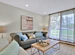 622 Upper Wentworth St #108, Hamilton, ON L9A 4V3