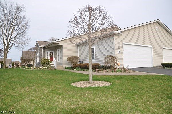 1st image of 4 Turnberry Ln