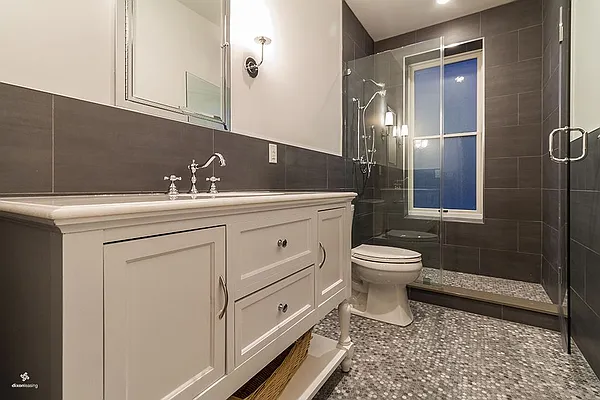 Rented by Dixon Advisory USA Inc. | media 41