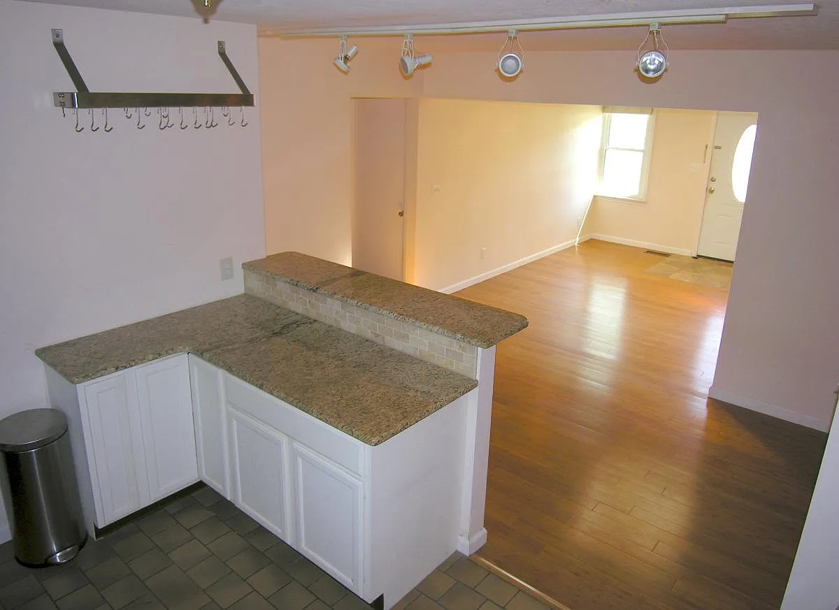 3 bed, 1280 sqft, $2,100 — Photo 3