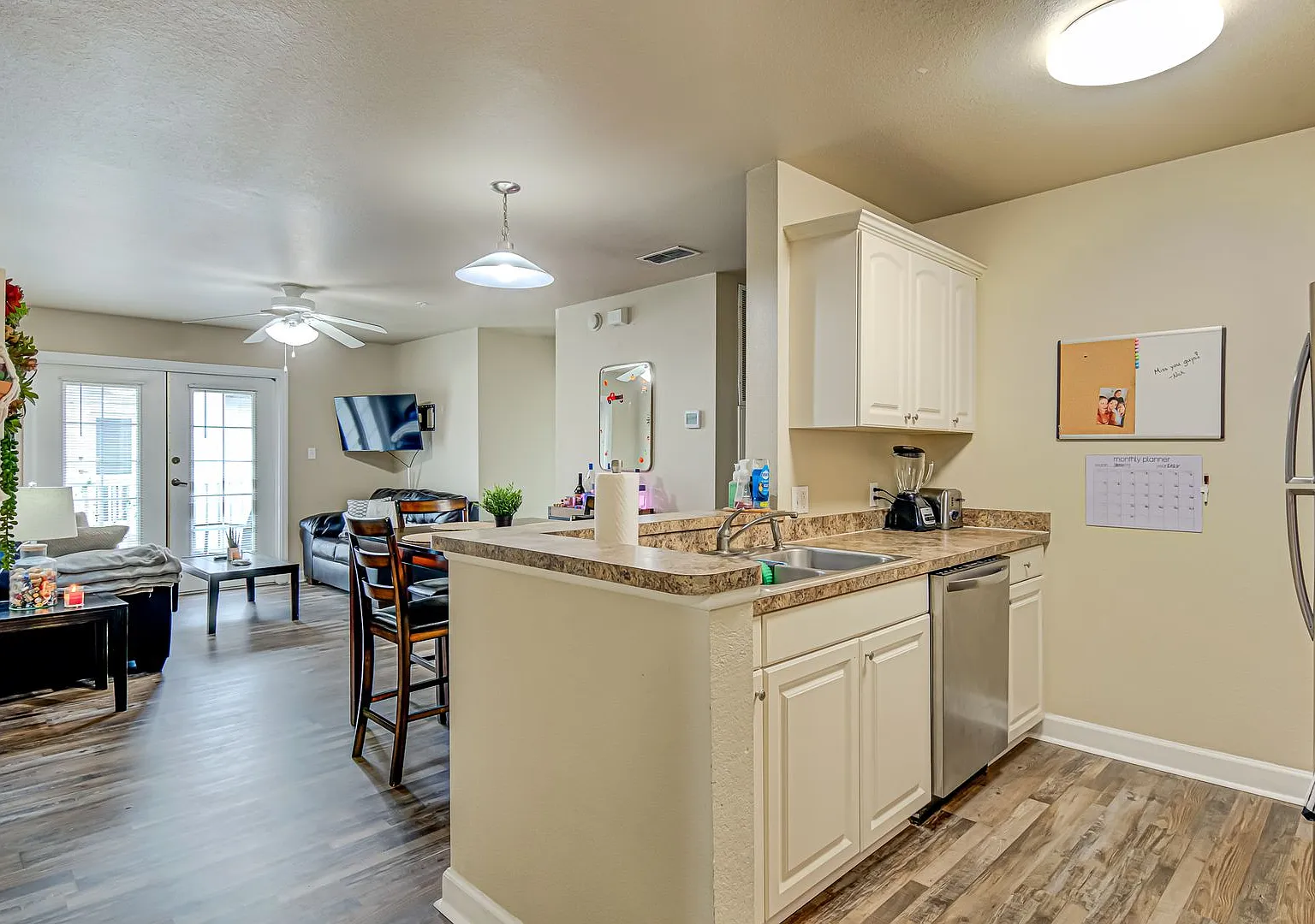 Oxford Terrace Phase I: 4/4 Luxury Apartment Just 3 Blocks From Uf & 1 Block From Sorority Row. L... — Photo 3