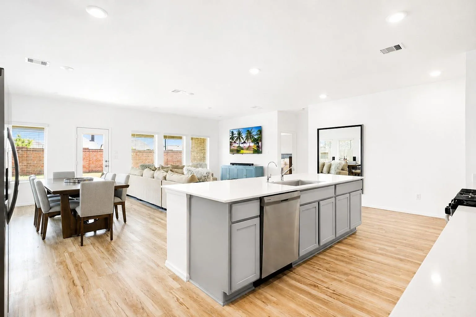 4 bed, 3.0 bath, 2337 sqft, $2,800 — Photo 4