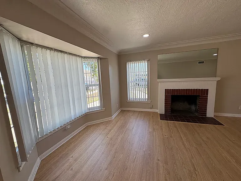 337 E Weldon Ave — Photo 10