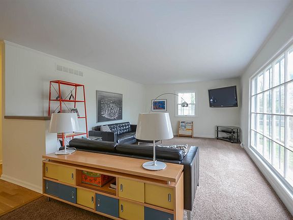 5th image of 814 S Meadowbrook Dr
