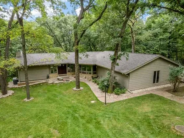 11206 Havens Wood Rd, Roscoe, IL 61073