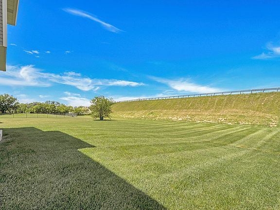 3rd image of 495 Shamrock Ln