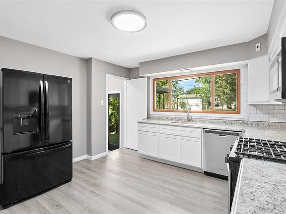 4th image of 1395 Lindsay Ln