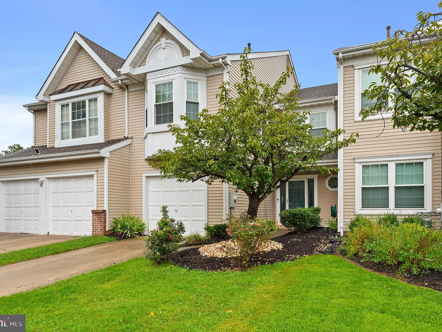 3 bed, 2.5 bath, 1688 sqft, $3,200 — Photo 2