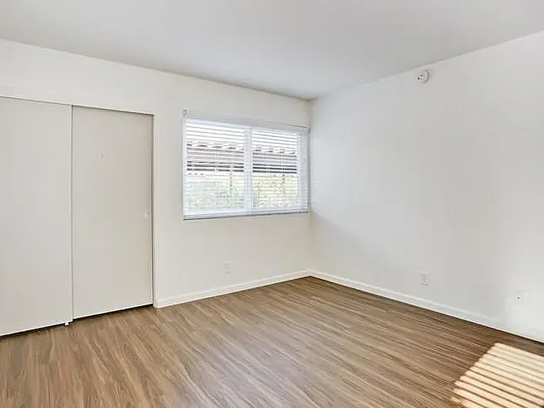 415 W Gutierrez St #8 — Photo 9