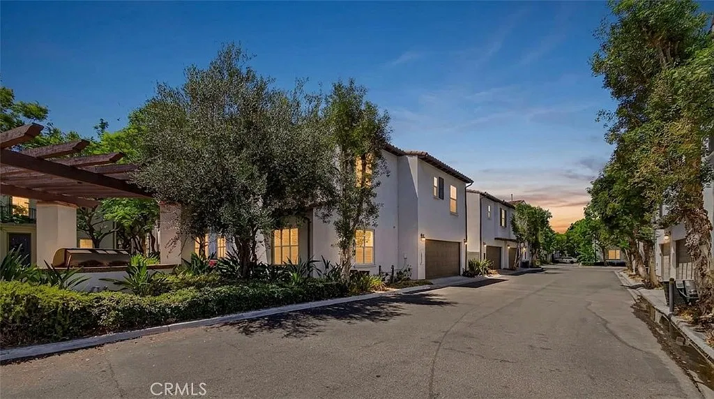 3 bed, 2.5 bath, 1930 sqft, $4,000 — Photo 1