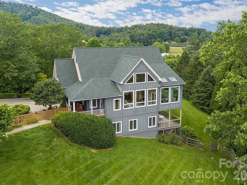 1st image of 33 Bridle Path Dr