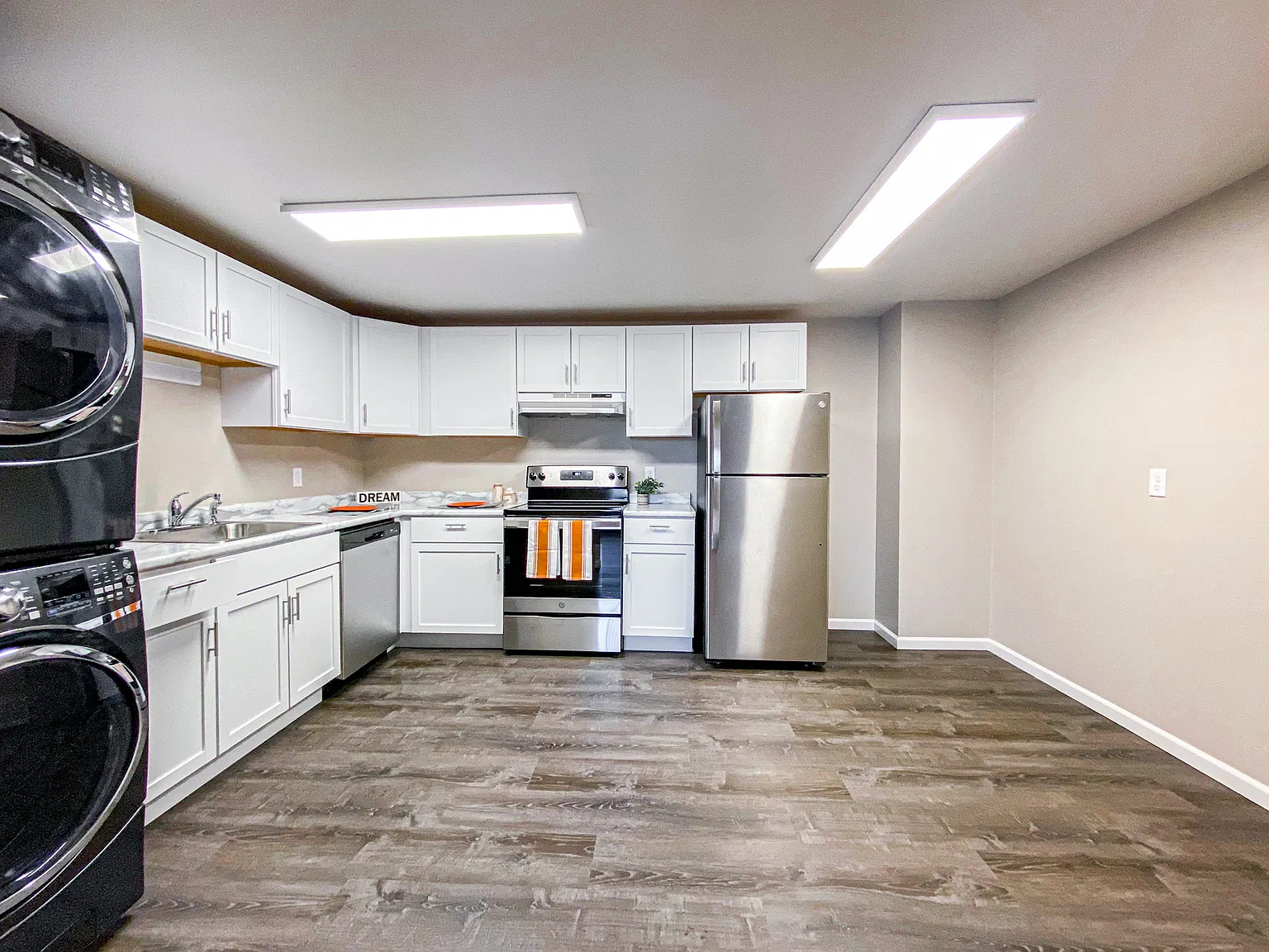 2 bed, 758 sqft, $1,405 — Photo 3