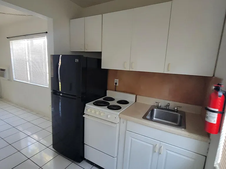 1927 Lincoln St #4 — Photo 5