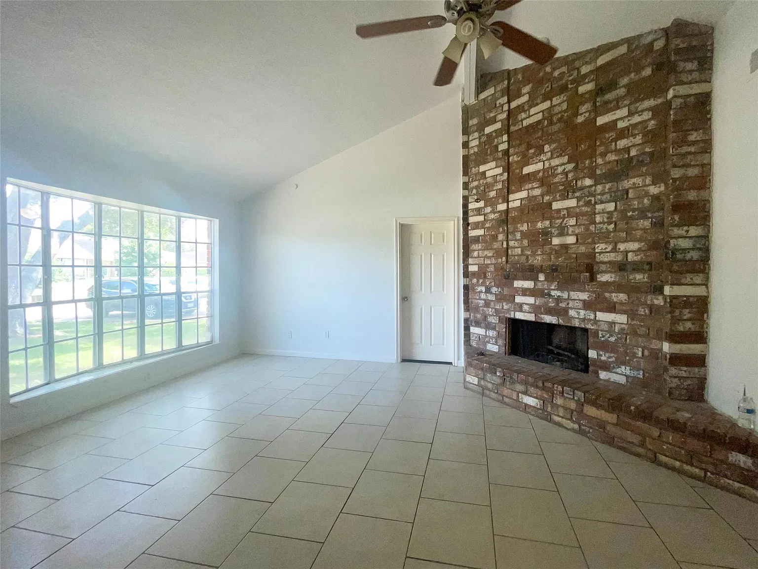 3 bed, 2.0 bath, 1296 sqft, $1,685 — Photo 3