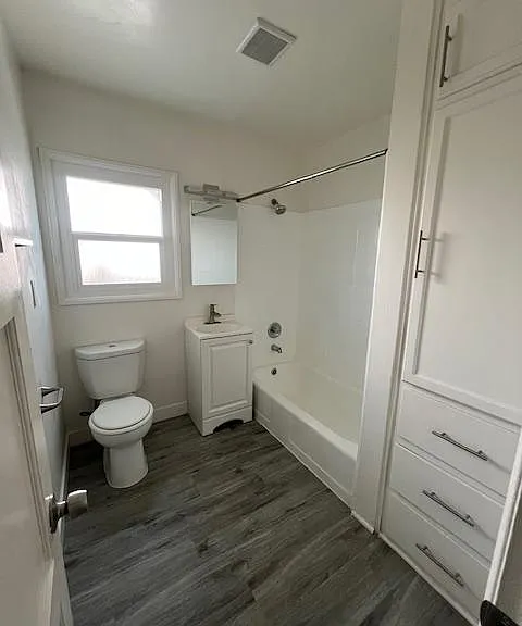 527 E 3rd St #12 — Photo 7