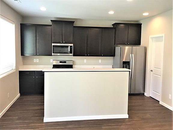 4th image of 245 Iris Ln N