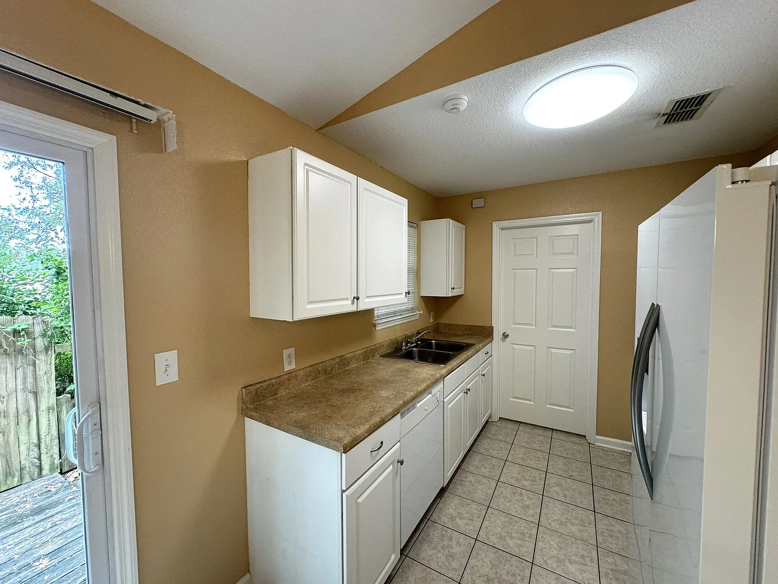 3 bed, 988 sqft, $1,400 — Photo 4