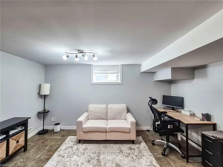 326 Victoria St S #B — Photo 4