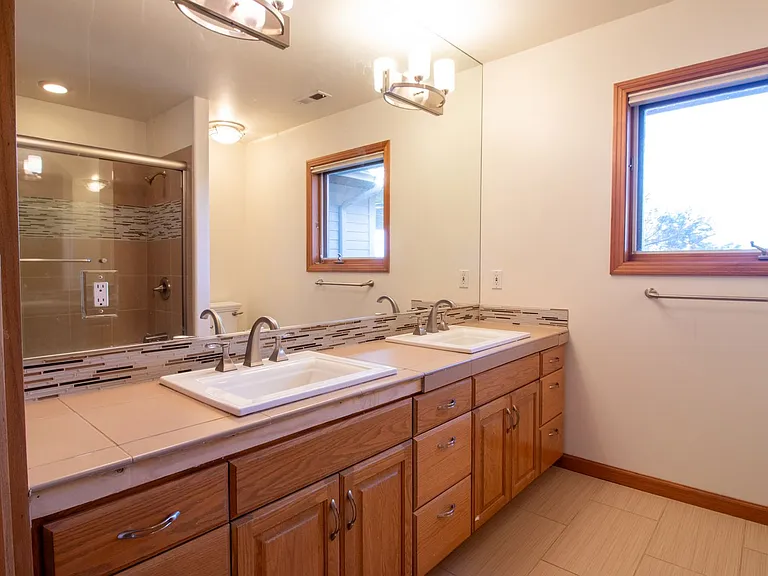15831 SE 45th St — Photo 31