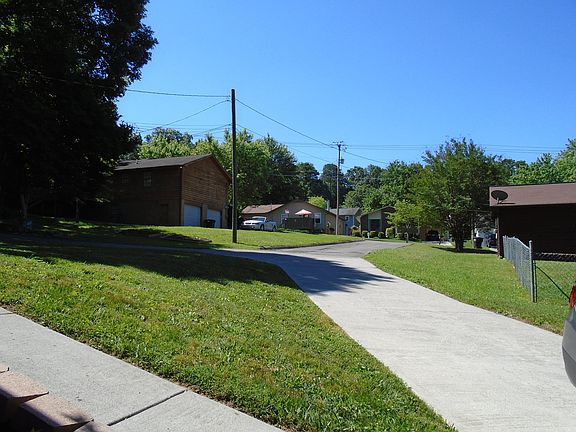 3rd image of 1411 Woodpointe Dr