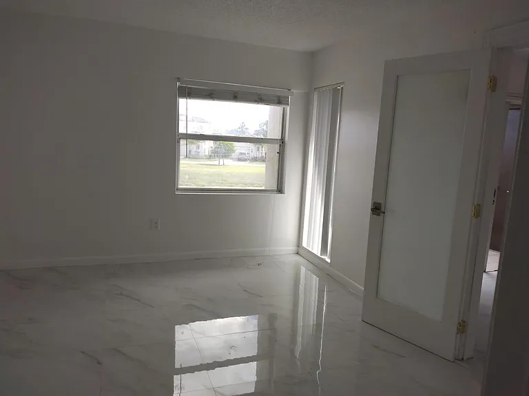 805 SW 113th Way #805 — Photo 4
