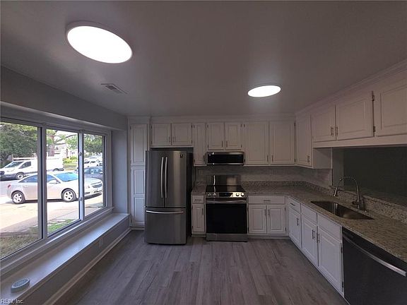3rd image of 812 S Lake Cir