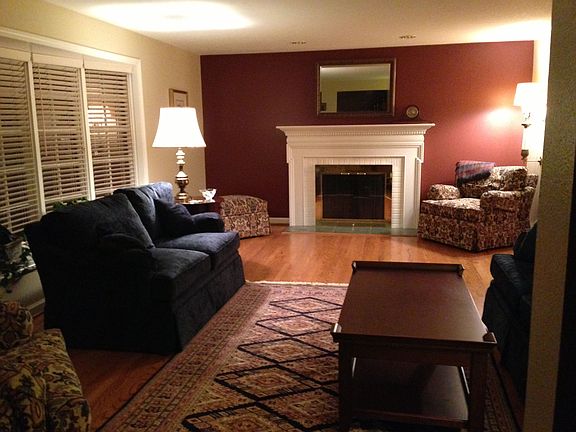 Living room w/gas fireplace