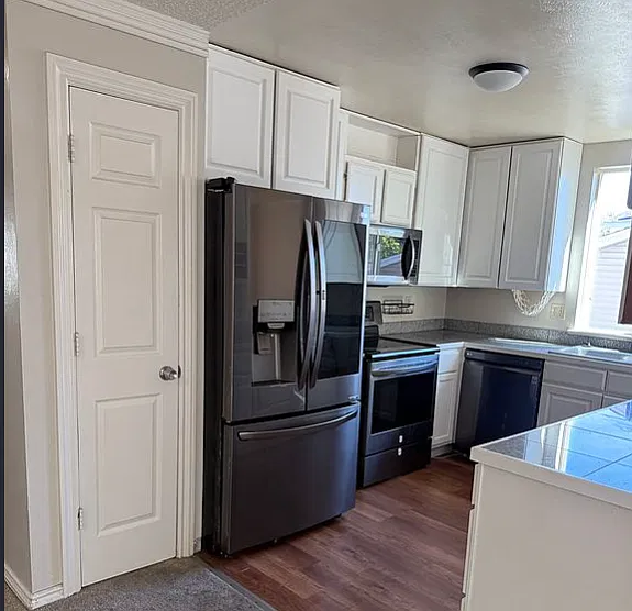4 bed, 1631 sqft, $2,700 — Photo 2