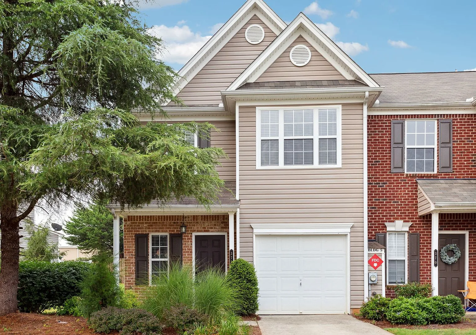 Azalea Circle Charmer Walkable, Stylish & Move-In Ready — Photo 1