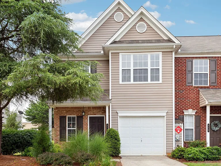 372 Azalea Cir — Photo 1