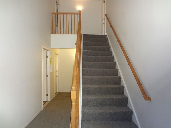 2nd image of 1127 N Red Oak Cir