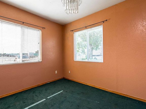 3rd image of 907 S Myrtle Ave