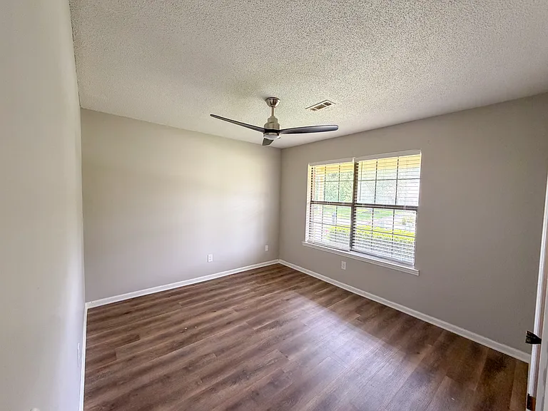 2nd bedroom, front facing
