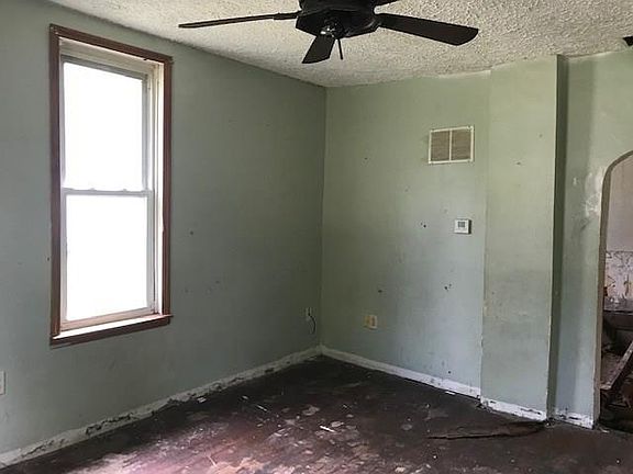 4th image of 20670 Roberts Dr