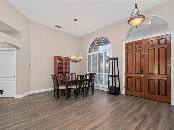 5th image of 415 Seymoure Ct