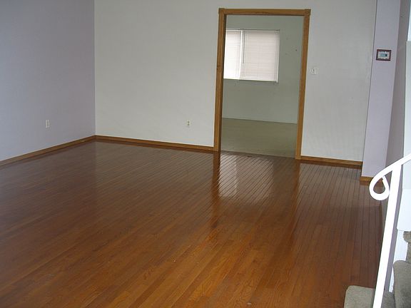3rd image of 105 Swan St
