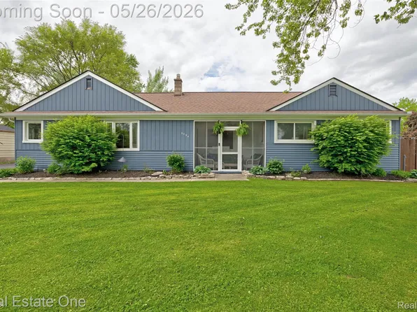 6394 Manson Dr, Waterford, MI 48329
