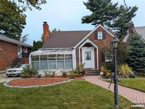 217 Riverdale Dr, Fort Lee, NJ 07024