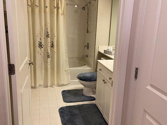 bathroom (tub/shower)